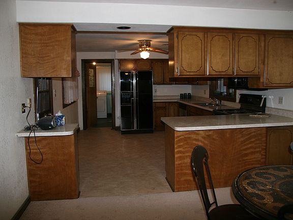 Kitchen w/Breakfast Bar