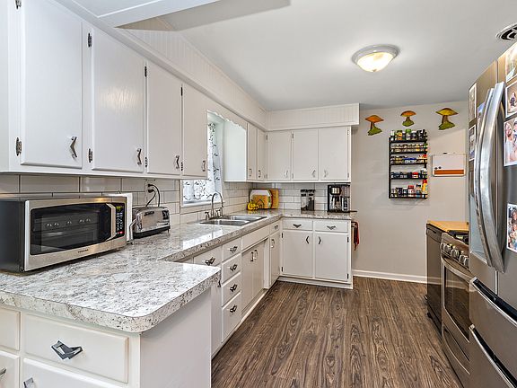5th image of 559 Dennis Ave