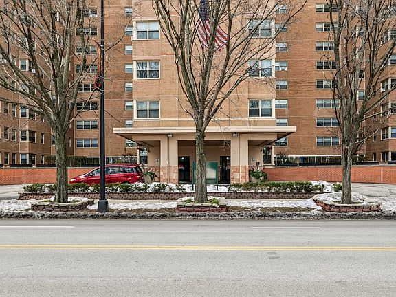 2nd image of 5630 N Sheridan Rd #1B-1Ba