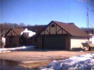 17000 Mountain Rdg, Dubuque, IA 52002