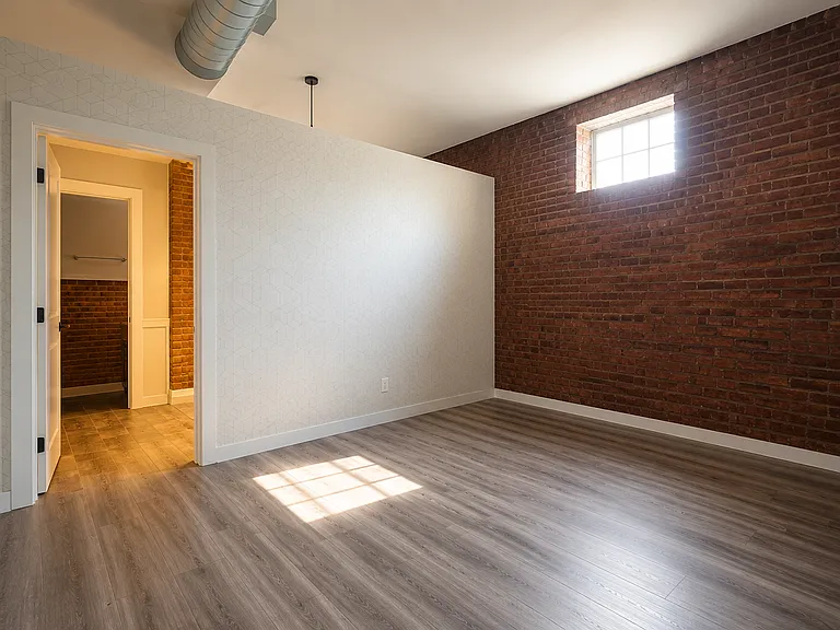 Elaine Lofts — Photo 30