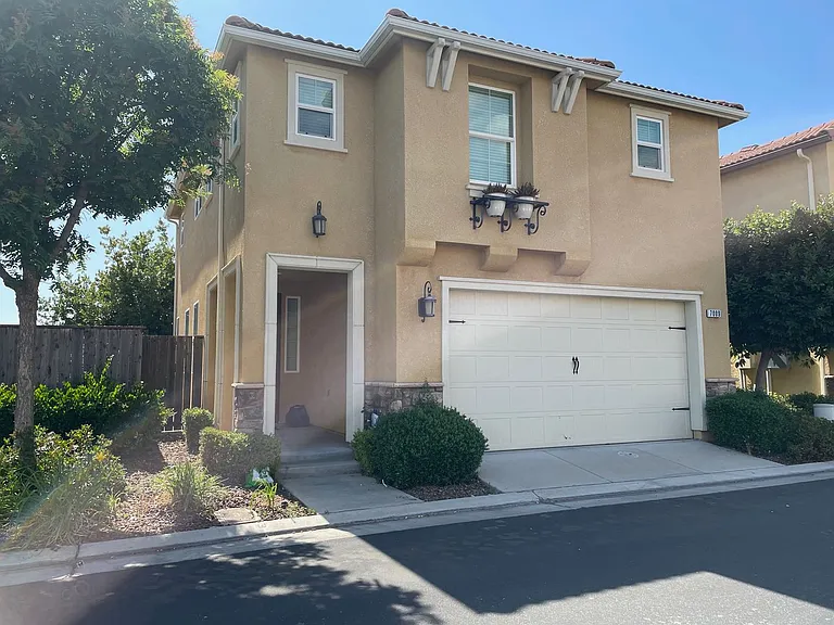 7009 N Harmony Dr — Photo 2