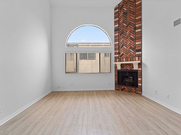 2nd image of 10721 Moorpark St APT 204