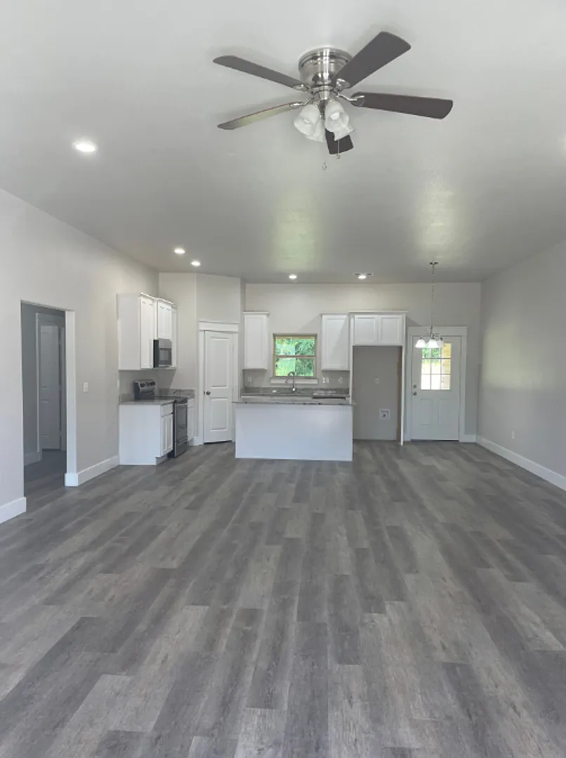 Fenced yard/2000 Sqft/Premium location — Photo 3