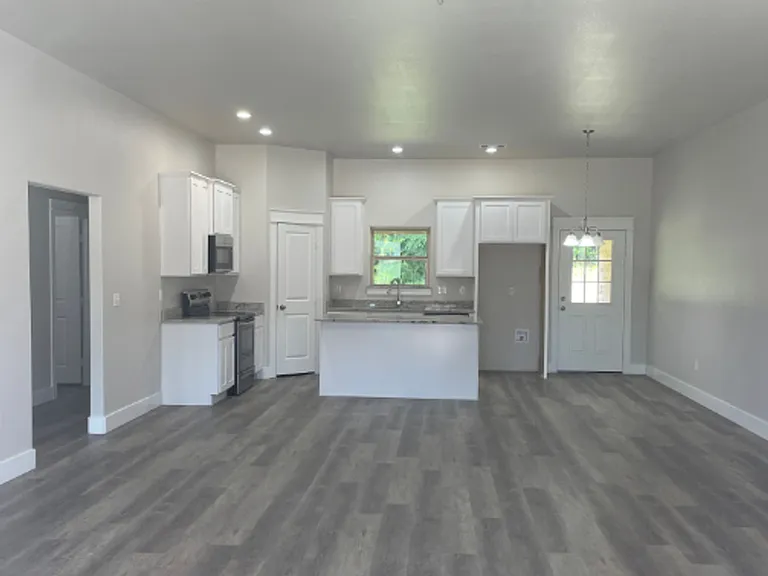 20 Watch Hill Dr — Photo 2