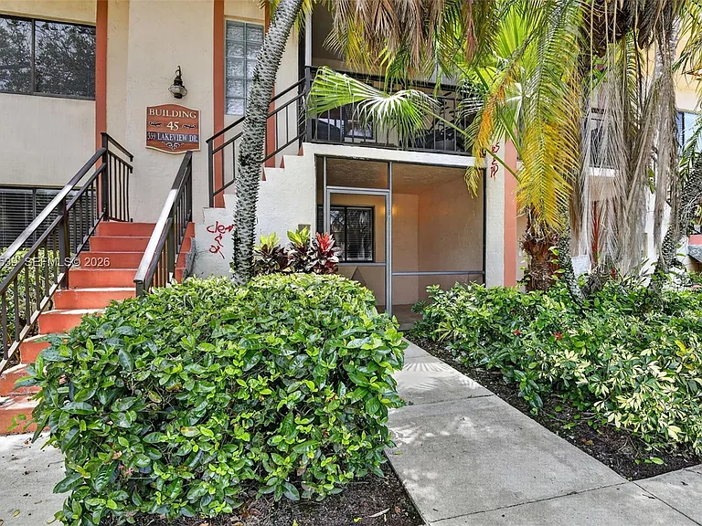 359 Lakeview Dr #102 — Photo 1