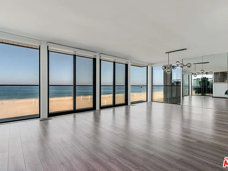 2308 The Strand — Photo 7