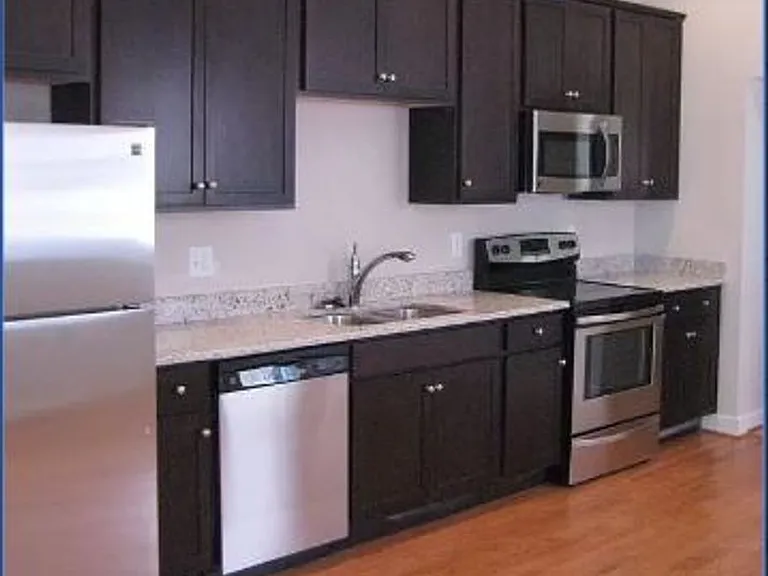 715 W Clay St — Photo 3