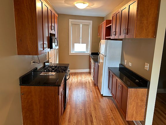 5th image of 7031 N Sheridan Rd APT 2N