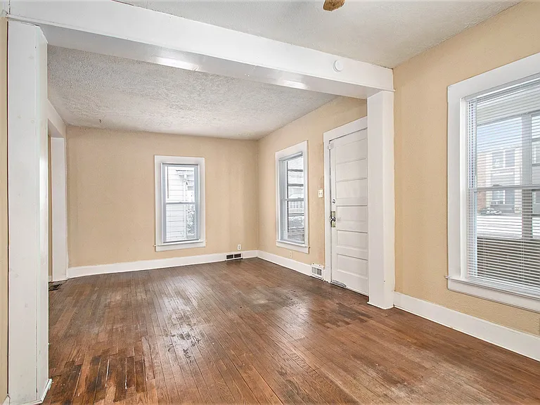 221 W 8th St — Photo 3