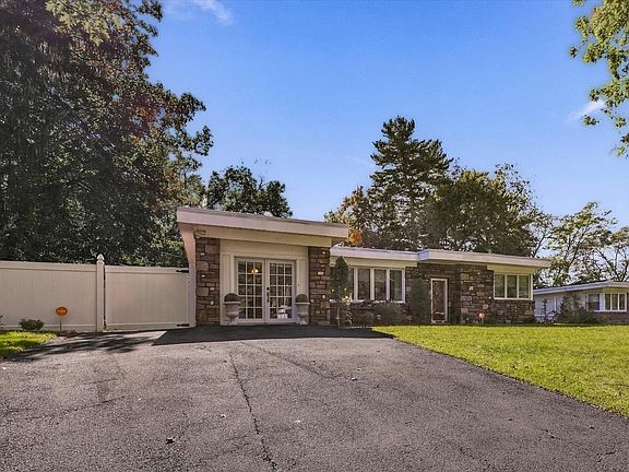 3rd image of 716 Martens Ln