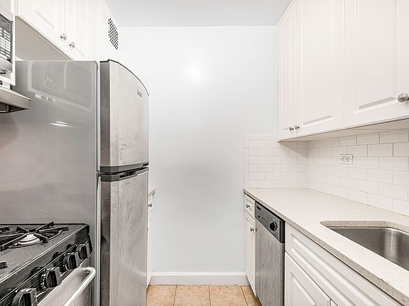 4th image of 200 E 17th St APT 6D