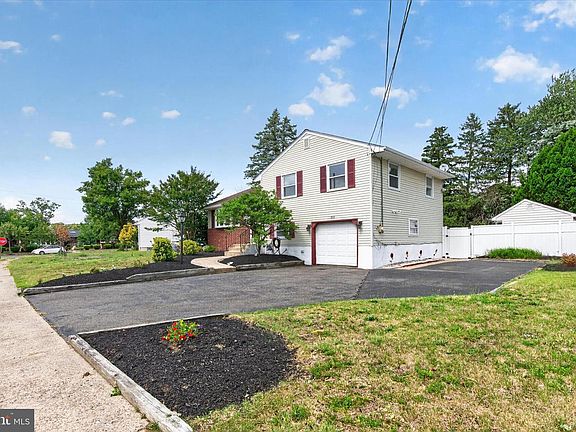 3rd image of 803 Devon Rd