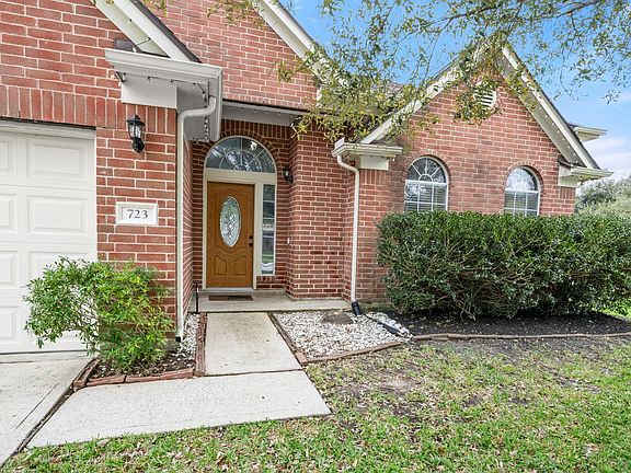 3rd image of 723 New Pines Dr