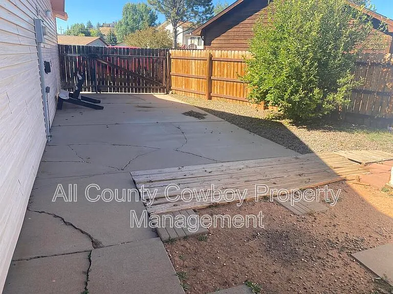 2132 Carrington Ct — Photo 16