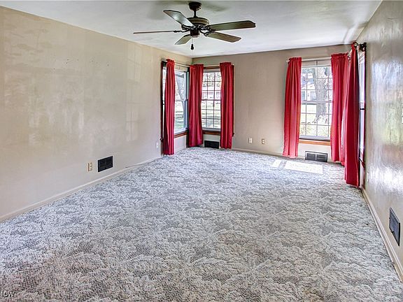 3rd image of 6958 Manor Dr