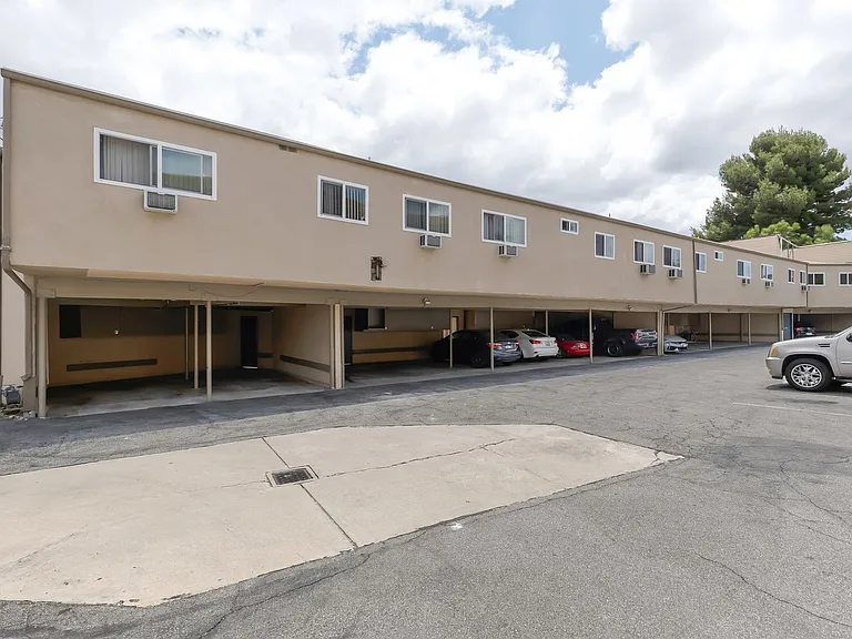 1690 E Hillcrest Dr — Photo 27