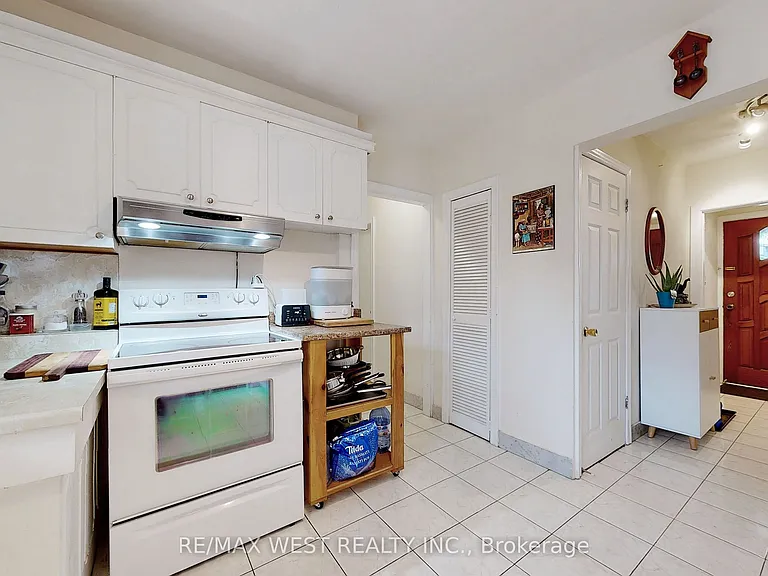 139 Ranee Ave #MAIN FLOOR — Photo 16