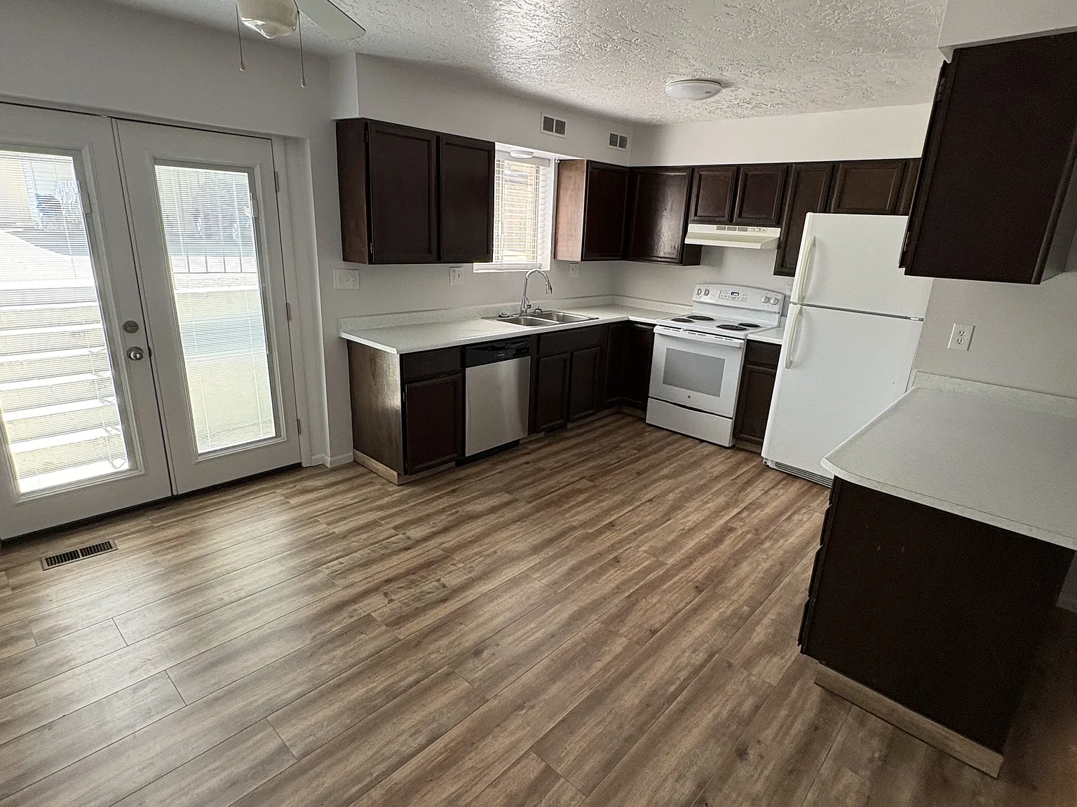 2 bed, 1054 sqft, $1,345 — Photo 2
