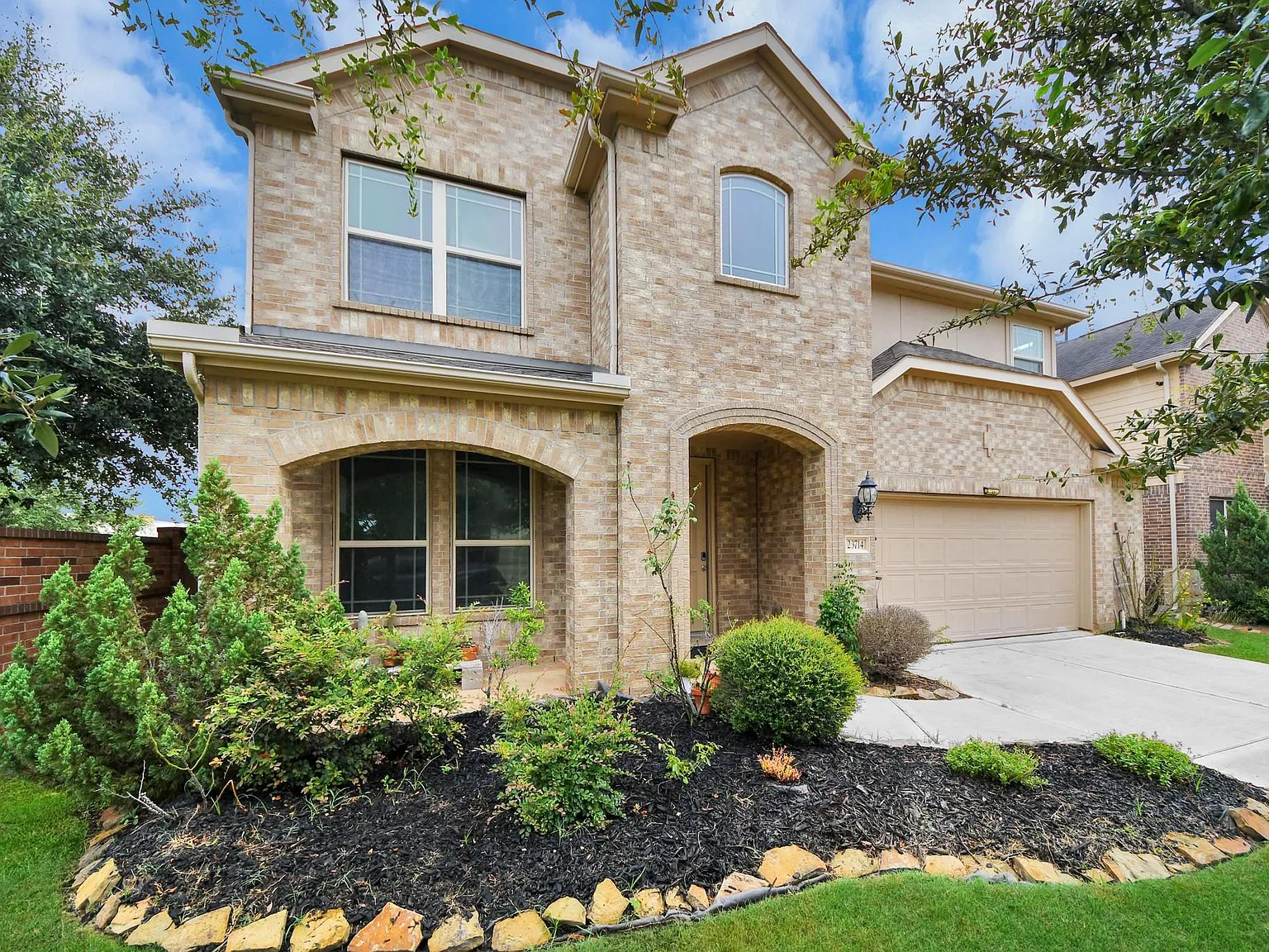 4 bed, 2.5 bath, 2909 sqft, $2,975 — Photo 2
