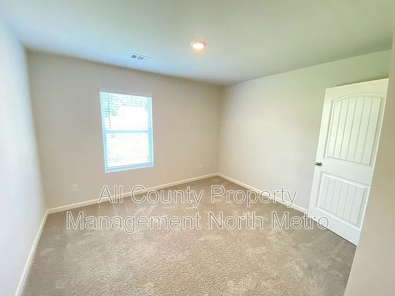 102 Oaktree St — Photo 10