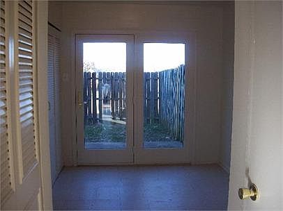 5th image of 805 Denton Cir