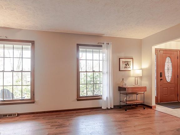 5th image of 9940 Juniper Ct