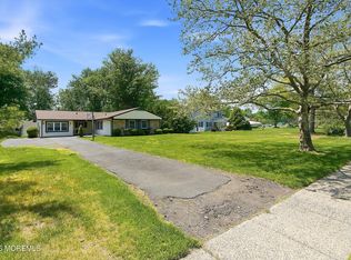 28 Maxwell Ln, Manalapan, NJ 07726