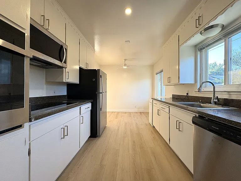 Charming 2 Bedroom, 2 Bathroom Home in Redwood City — Photo 13