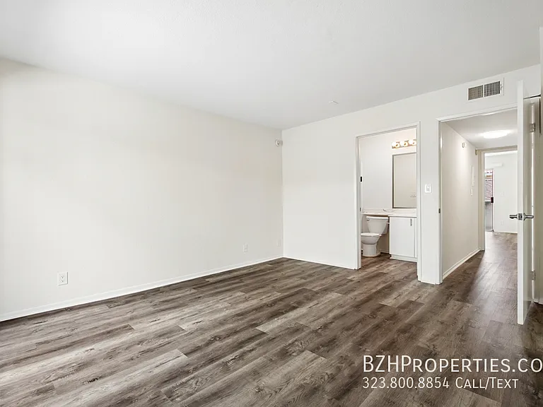 870 Crenshaw — Photo 20