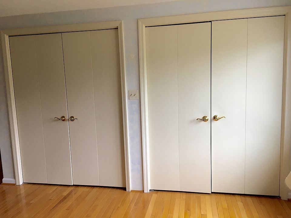 Double closets in 2 bedrooms