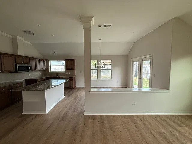 3 bed, 2.0 bath, 1591 sqft, $2,195 — Photo 3