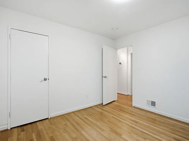 110 Devon Ct — Photo 16