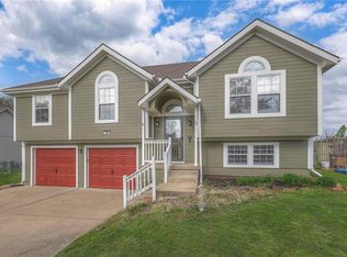 700 S Sunset Ln, Raymore, MO 64083