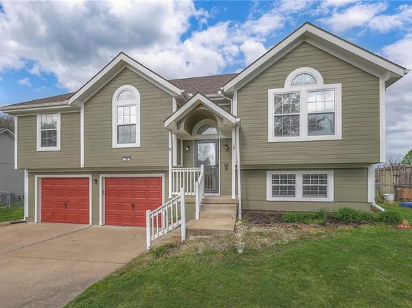 700 S Sunset Ln, Raymore, MO 64083