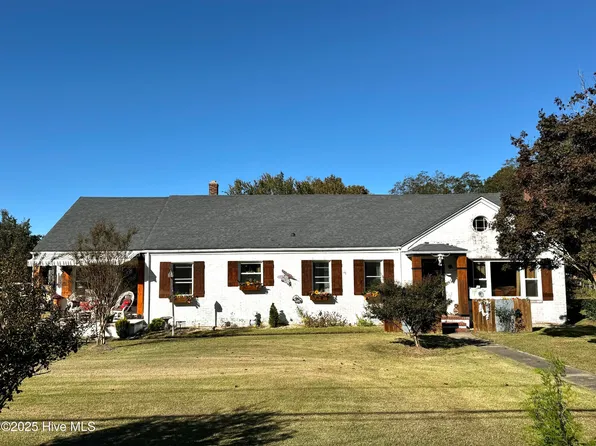 301 N Goldsboro Street N, Pikeville, NC 27863