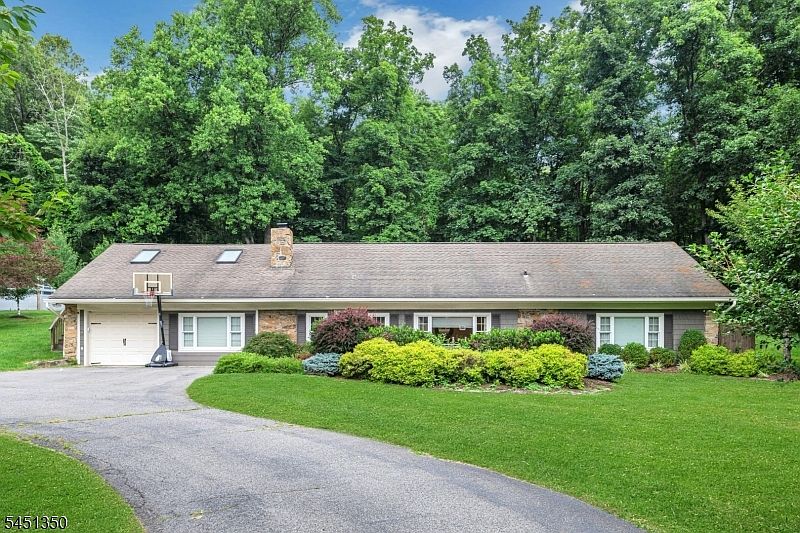 1st image of 112 E Valley Brook Rd