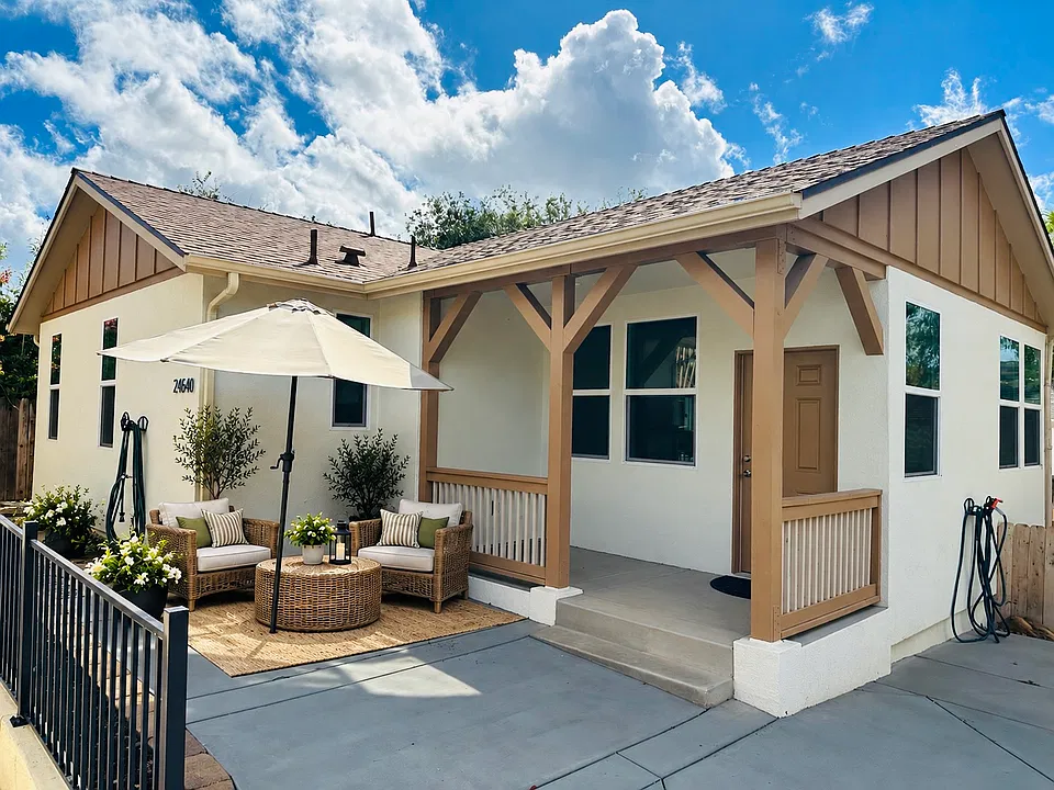 2454 Los Feliz Dr