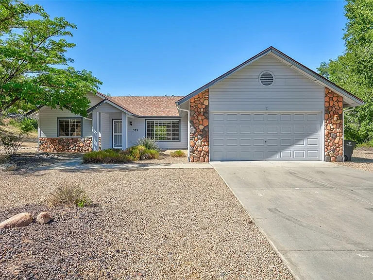379 Badger Ct — Photo 1