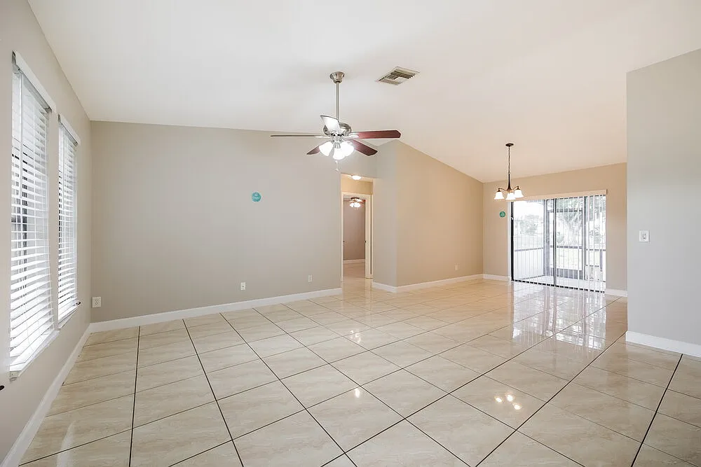 3 bed, 2.0 bath, 1226 sqft, $2,015 — Photo 3