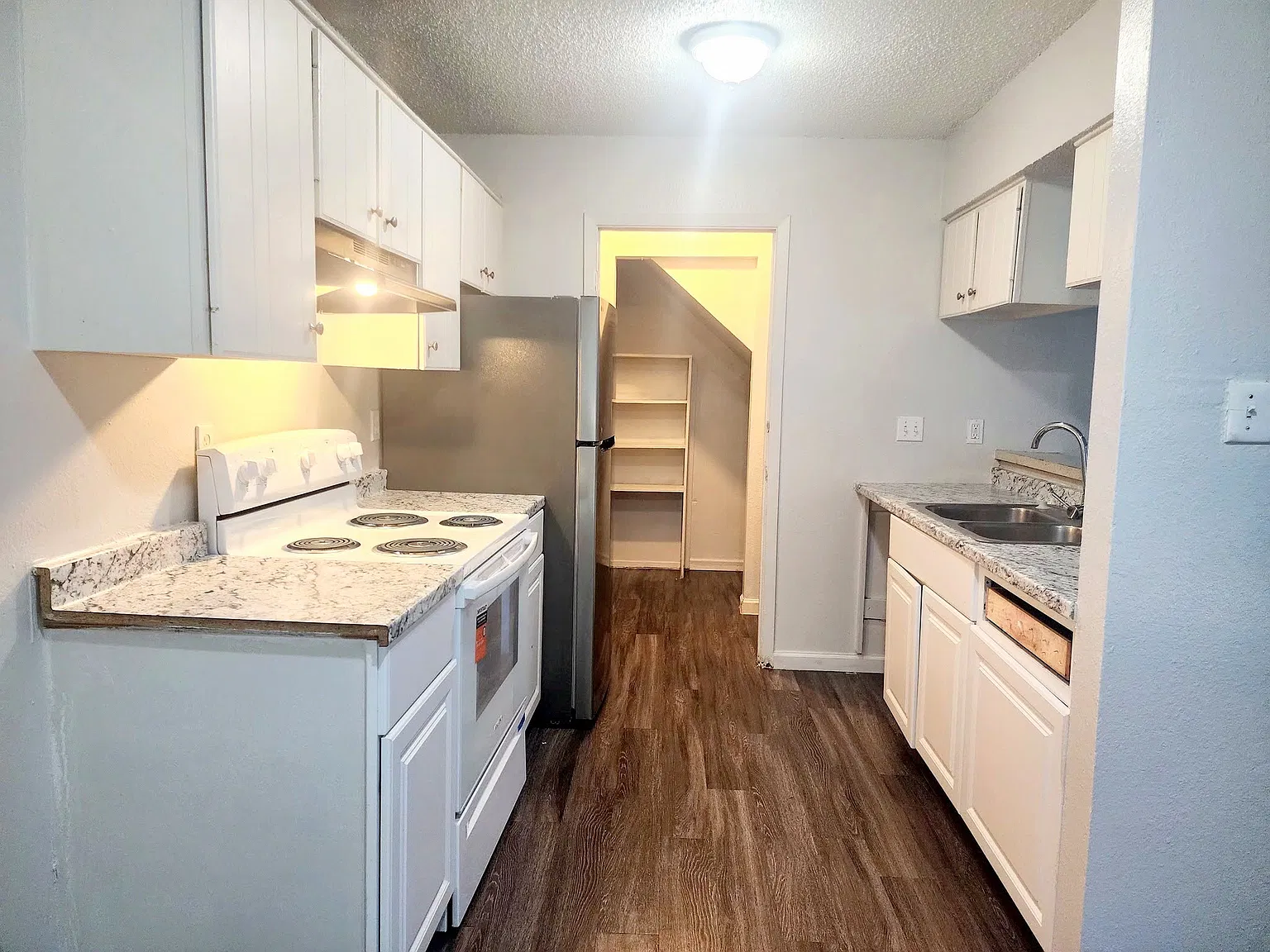 2 bed, 1.5 bath, 1000 sqft, $1,300 — Photo 4