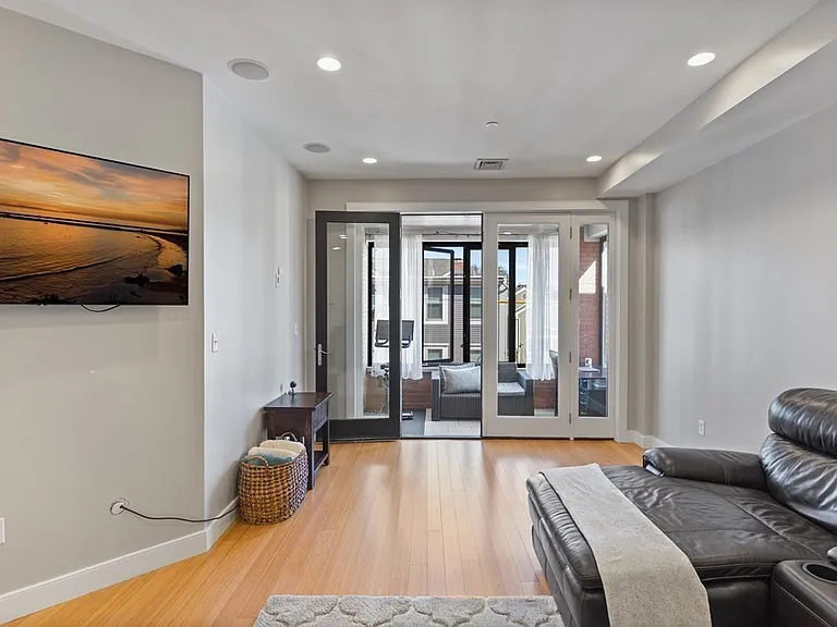 152 Old Colony Ave #15 — Photo 8