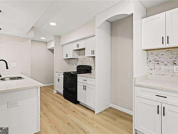 4th image of 1321 Surrey Ln SW