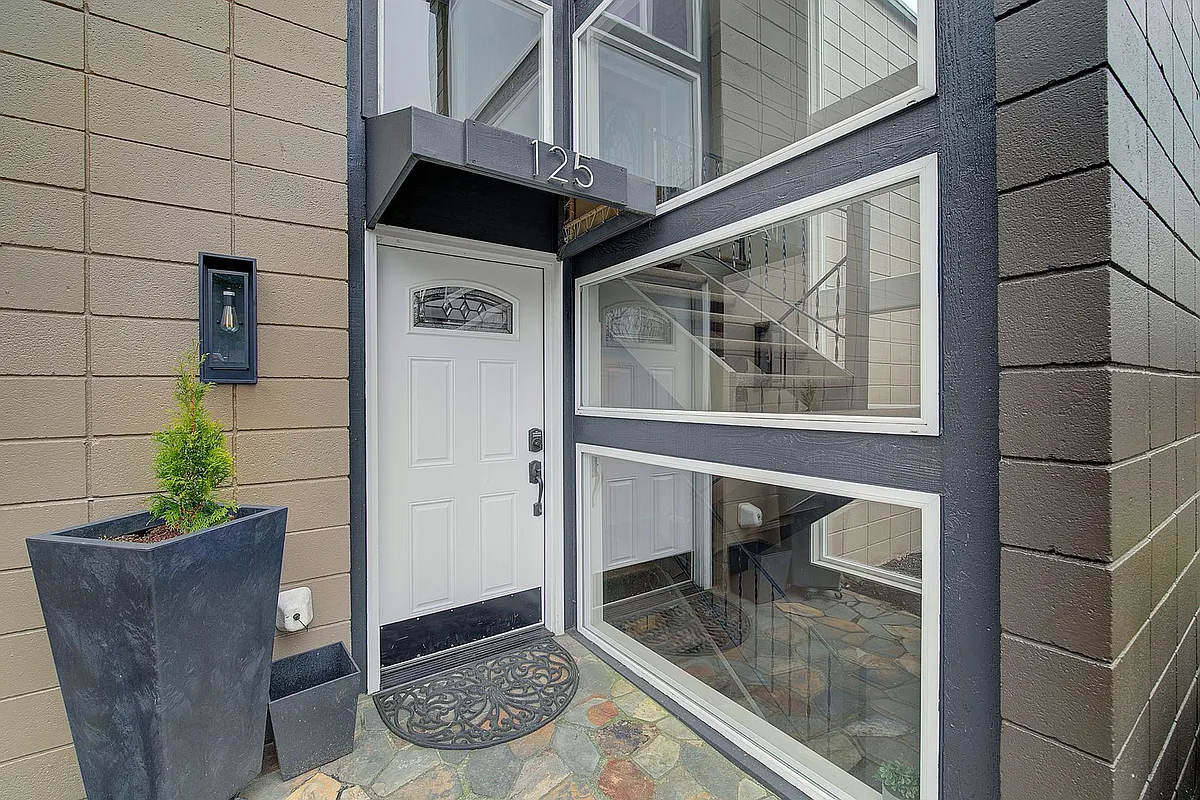 Building Photo - 125 3rd Ave #200