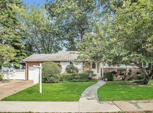 105 Ira Rd, Syosset, NY 11791