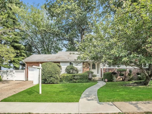 105 Ira Road, Syosset, NY 11791