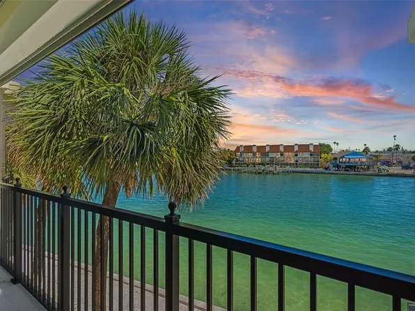 7467 Bayshore Dr APT 303, Treasure Island, FL 33706