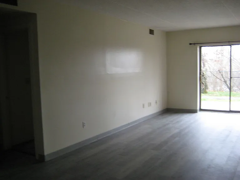 476 Riverside Dr — Photo 2