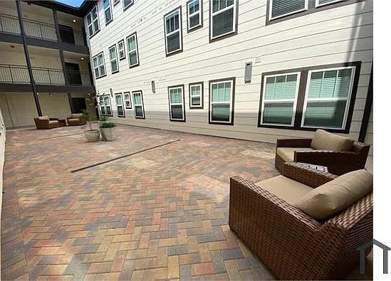 1717 W Irving Blvd — Photo 10