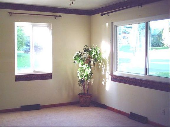 Bright Living Rm w/viyl windows